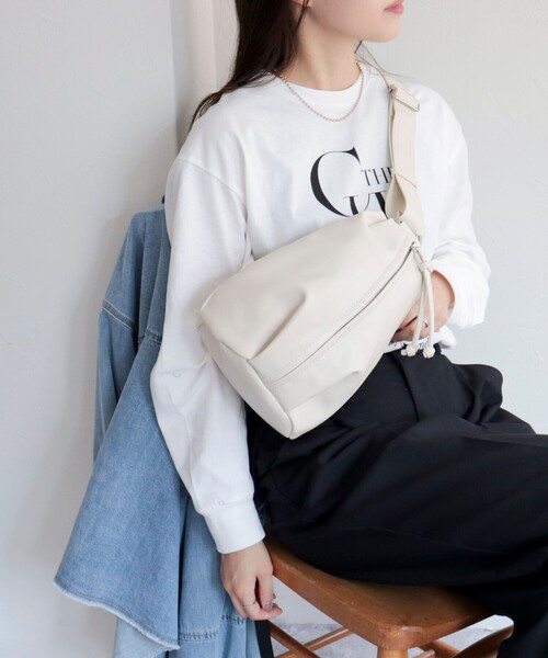 fredy emue（フレディエミュ）の「センタージップボディバッグ（ボディバッグ/ウエストポーチ・レディース・アイボリー/ブラック・FREE）」の2枚目の写真