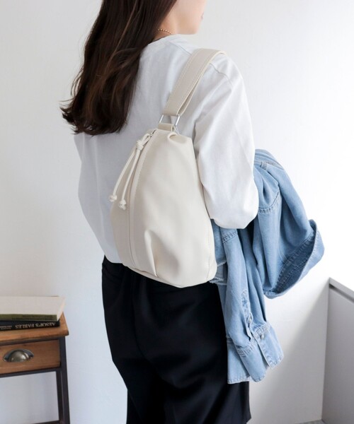 fredy emue（フレディエミュ）の「センタージップボディバッグ（ボディバッグ/ウエストポーチ・レディース・アイボリー/ブラック・FREE）」の6枚目の写真