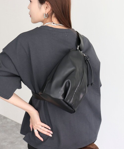 fredy emue（フレディエミュ）の「センタージップボディバッグ（ボディバッグ/ウエストポーチ・レディース・アイボリー/ブラック・FREE）」の4枚目の写真