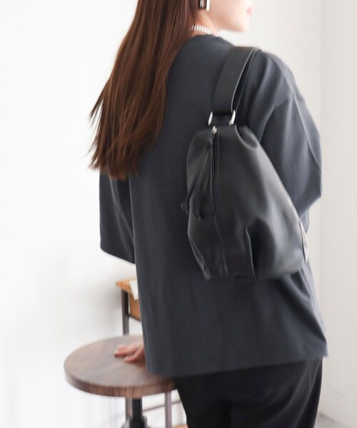 fredy emue（フレディエミュ）の「センタージップボディバッグ（ボディバッグ/ウエストポーチ・レディース・アイボリー/ブラック・FREE）」の5枚目の写真