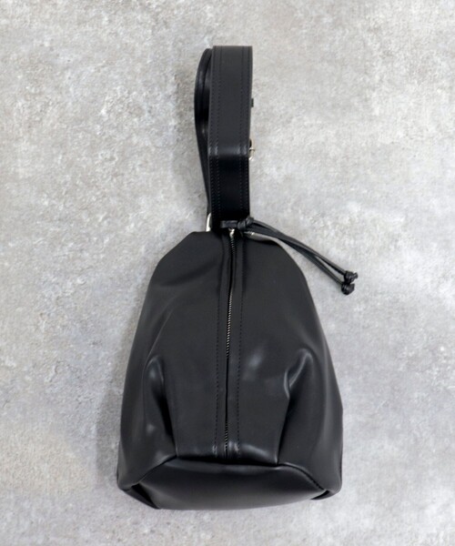 fredy emue（フレディエミュ）の「センタージップボディバッグ（ボディバッグ/ウエストポーチ・レディース・アイボリー/ブラック・FREE）」の3枚目の写真