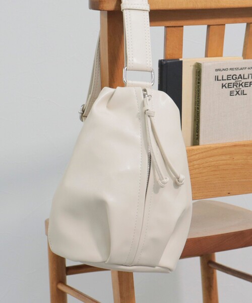 fredy emue（フレディエミュ）の「センタージップボディバッグ（ボディバッグ/ウエストポーチ・レディース・アイボリー/ブラック・FREE）」の9枚目の写真