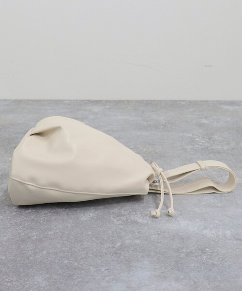 fredy emue（フレディエミュ）の「センタージップボディバッグ（ボディバッグ/ウエストポーチ・レディース・アイボリー/ブラック・FREE）」の14枚目の写真