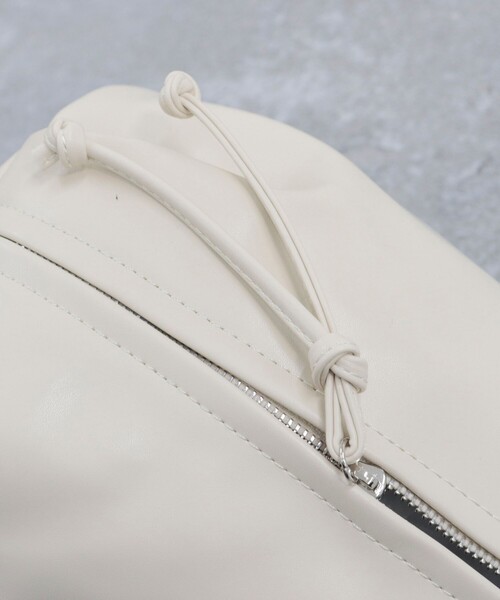 fredy emue（フレディエミュ）の「センタージップボディバッグ（ボディバッグ/ウエストポーチ・レディース・アイボリー/ブラック・FREE）」の11枚目の写真