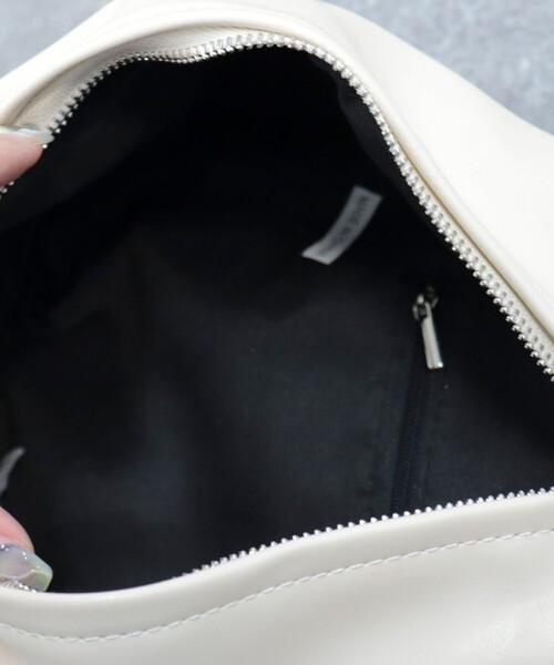fredy emue（フレディエミュ）の「センタージップボディバッグ（ボディバッグ/ウエストポーチ・レディース・アイボリー/ブラック・FREE）」の7枚目の写真