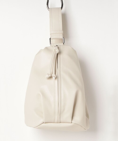 fredy emue（フレディエミュ）の「センタージップボディバッグ（ボディバッグ/ウエストポーチ・レディース・アイボリー/ブラック・FREE）」の8枚目の写真