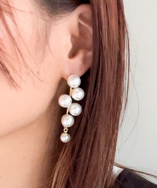 muure(ミュール)の「【CHOUEL closet】揺れるランダムパールラインピアス(ピアス(両耳用)・レディース・ゴールド・FREE)」の3枚目の写真