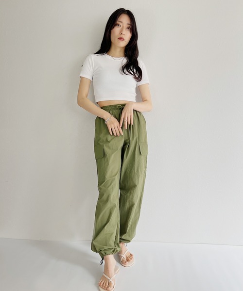 ISOOK(アイスー)の「【ZOZOTOWN限定】back open cropped tops / バックオープンクロップドトップス(Tシャツ/カットソー・レディース・ブラック/ホワイト・FREE)」の4枚目の写真