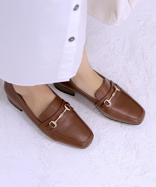 grandfleur（グランドフルール）の「3ｃｍヒール/スクエアトゥ ビット付きローファー パンプス（ローファー・レディース・グレイッシュベージュ/ブラック/キャメル・24.5cm/23.5cm/23.0cm/22.5cm/24.0cm）」の3枚目の写真