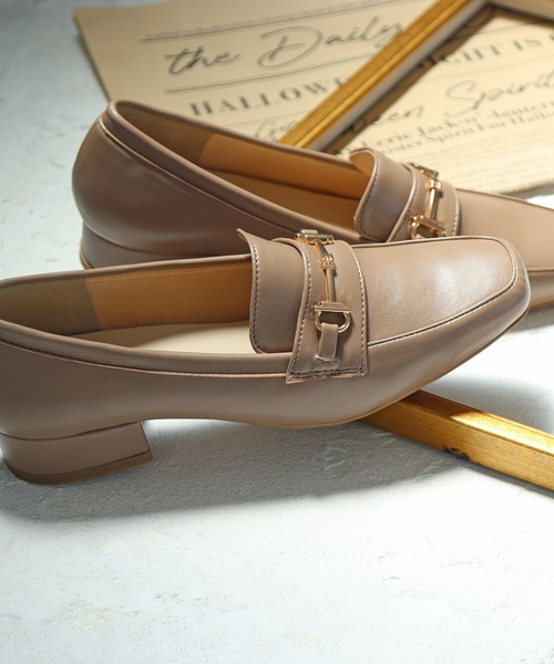 grandfleur（グランドフルール）の「3ｃｍヒール/スクエアトゥ ビット付きローファー パンプス（ローファー・レディース・グレイッシュベージュ/ブラック/キャメル・24.5cm/23.5cm/23.0cm/22.5cm/24.0cm）」の2枚目の写真