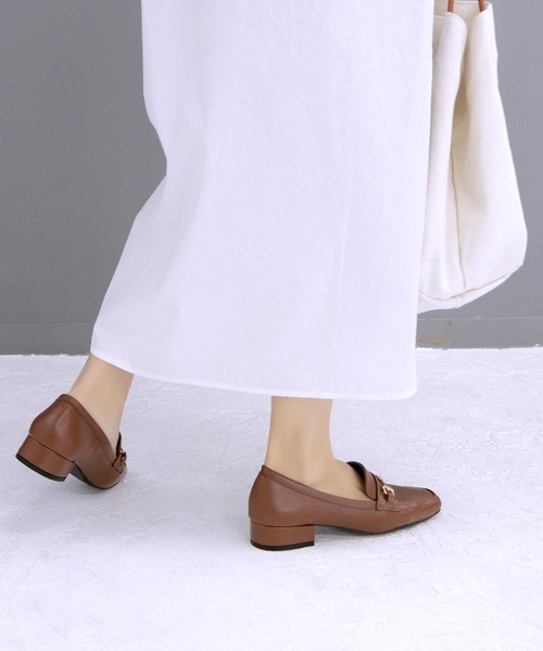 grandfleur（グランドフルール）の「3ｃｍヒール/スクエアトゥ ビット付きローファー パンプス（ローファー・レディース・グレイッシュベージュ/ブラック/キャメル・24.5cm/23.5cm/23.0cm/22.5cm/24.0cm）」の21枚目の写真