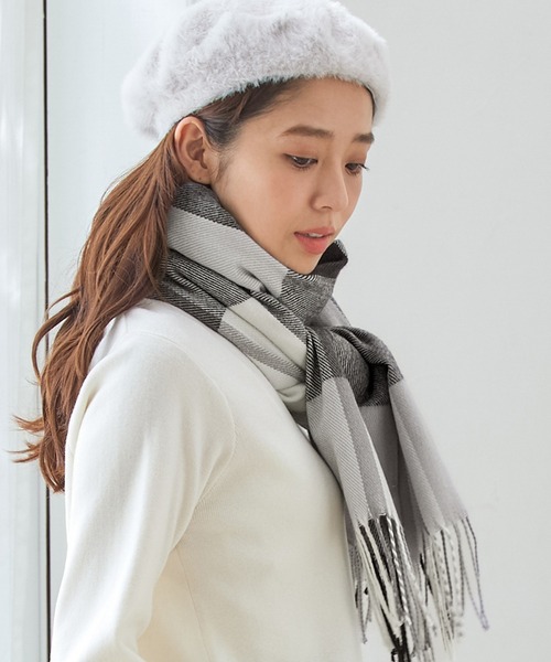 Honeys(ハニーズ)の「大きめチェック柄ストール(ストール/ショール・レディース・ホワイト系その他/ピンク系その他2/グレー系その他/ホワイト×ブルー/ピンク系その他/レッド系その他/ホワイト系その他2/ホワイト×ブラック・FREE)」の12枚目の写真