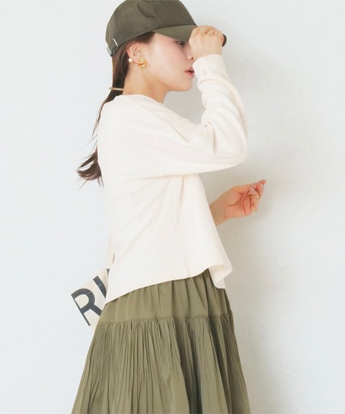KOBE LETTUCE（コウベレタス）の「[ 田中亜希子さんコラボ ] 選べる2タイプ ソフトコットンロンT（Tシャツ/カットソー・レディース・ホワイト系その他/ホワイト系/チャコール/ホワイト×ブラック/グレー系/ホワイト系1/ベージュ系その他/ブラック/ブラック系/ベージュ系その他2/アイボリー系1/ブラック系1/ブラック系その他2/ホワイト系2/レッド系その他/レッド系その他2/ホワイト系3/ブラック系その他/アイボリー系・M2/1/M1/2/3/M3）」の4枚目の写真