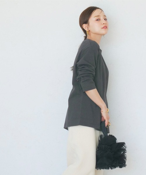 KOBE LETTUCE（コウベレタス）の「[ 田中亜希子さんコラボ ] 選べる2タイプ ソフトコットンロンT（Tシャツ/カットソー・レディース・ホワイト系その他/ホワイト系/チャコール/ホワイト×ブラック/グレー系/ホワイト系1/ベージュ系その他/ブラック/ブラック系/ベージュ系その他2/アイボリー系1/ブラック系1/ブラック系その他2/ホワイト系2/レッド系その他/レッド系その他2/ホワイト系3/ブラック系その他/アイボリー系・M2/1/M1/2/3/M3）」の13枚目の写真
