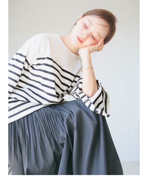 KOBE LETTUCE（コウベレタス）の「[ 田中亜希子さんコラボ ] 選べる2タイプ ソフトコットンロンT（Tシャツ/カットソー・レディース・ホワイト系その他/ホワイト系/チャコール/ホワイト×ブラック/グレー系/ホワイト系1/ベージュ系その他/ブラック/ブラック系/ベージュ系その他2/アイボリー系1/ブラック系1/ブラック系その他2/ホワイト系2/レッド系その他/レッド系その他2/ホワイト系3/ブラック系その他/アイボリー系・M2/1/M1/2/3/M3）」の3枚目の写真