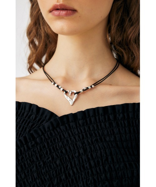 MOUSSY（マウジー）の「HEART SHAPE F/LEATHER ネックレス（ネックレス・レディース・ライトパープル/ブラック・FREE）」の2枚目の写真