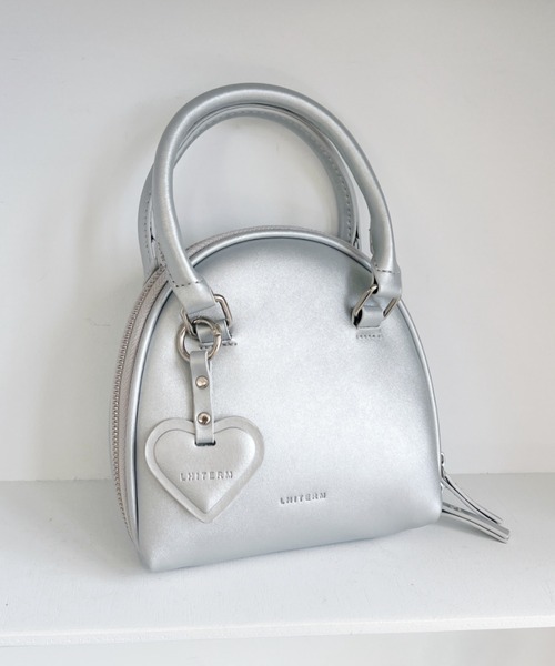 ベージュブラウンのハンドバッグ ホースチャームとハートチャーム ベージュブラウンのハンドバッグ ホースチャームとハート