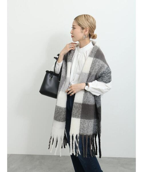 Samansa Mos2 blue（サマンサモスモスブルー）の「アソートフリンジボリュームマフラー（ストール/ショール・レディース・ブルー/チャコールグレー/サックスブルー/キナリ・F）」の3枚目の写真