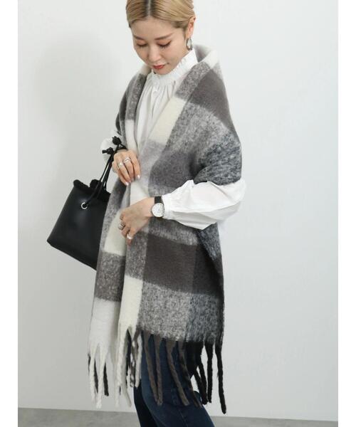 Samansa Mos2 blue（サマンサモスモスブルー）の「アソートフリンジボリュームマフラー（ストール/ショール・レディース・ブルー/チャコールグレー/サックスブルー/キナリ・F）」の6枚目の写真