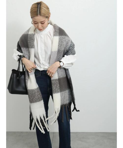 Samansa Mos2 blue（サマンサモスモスブルー）の「アソートフリンジボリュームマフラー（ストール/ショール・レディース・ブルー/チャコールグレー/サックスブルー/キナリ・F）」の7枚目の写真