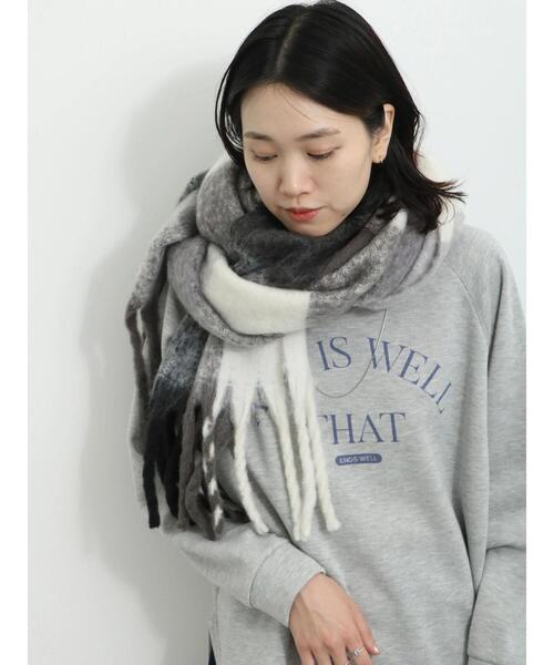 Samansa Mos2 blue（サマンサモスモスブルー）の「アソートフリンジボリュームマフラー（ストール/ショール・レディース・ブルー/チャコールグレー/サックスブルー/キナリ・F）」の8枚目の写真