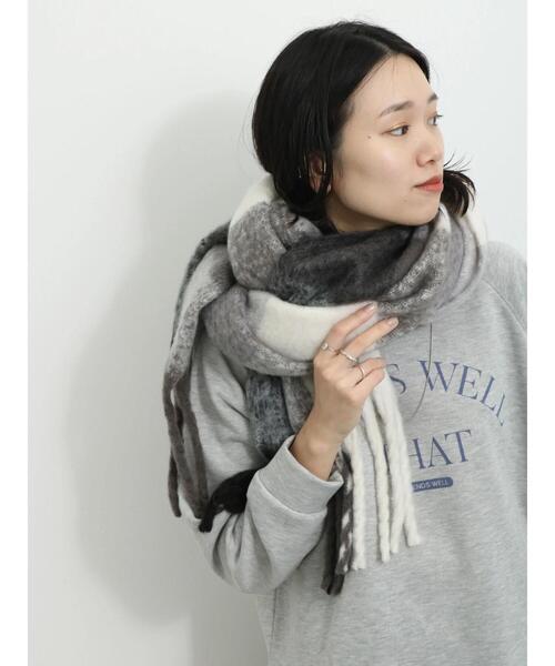 Samansa Mos2 blue（サマンサモスモスブルー）の「アソートフリンジボリュームマフラー（ストール/ショール・レディース・ブルー/チャコールグレー/サックスブルー/キナリ・F）」の9枚目の写真