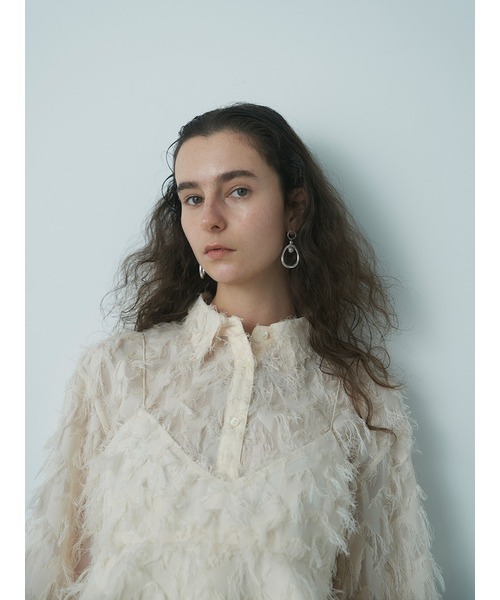emmi（エミ）の「【emmi atelier】フリンジクロップドシャツ（シャツ/ブラウス・レディース・アイボリー/ブラック・FREE）」の3枚目の写真