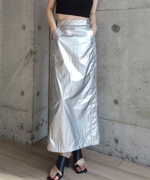 y/m by RIKA（イムバイリカ）の「メタリックタフタラインスカート（スカート・レディース・ブラック/シルバー・FREE）」の2枚目の写真