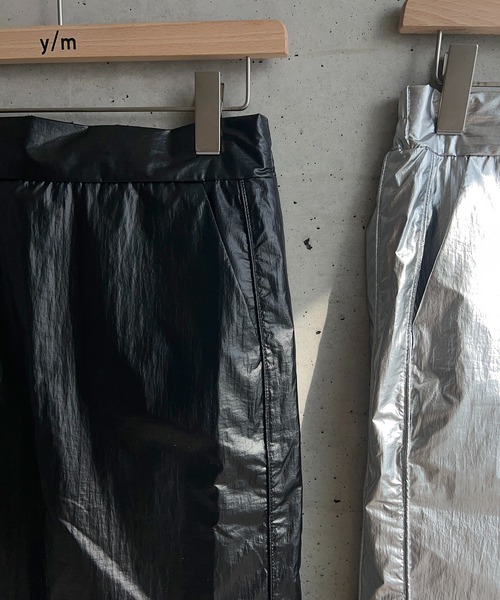y/m by RIKA（イムバイリカ）の「メタリックタフタラインスカート（スカート・レディース・ブラック/シルバー・FREE）」の3枚目の写真