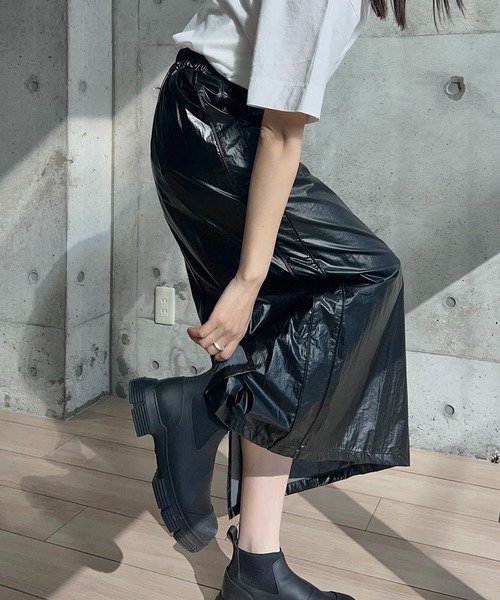 y/m by RIKA（イムバイリカ）の「メタリックタフタラインスカート（スカート・レディース・ブラック/シルバー・FREE）」の4枚目の写真