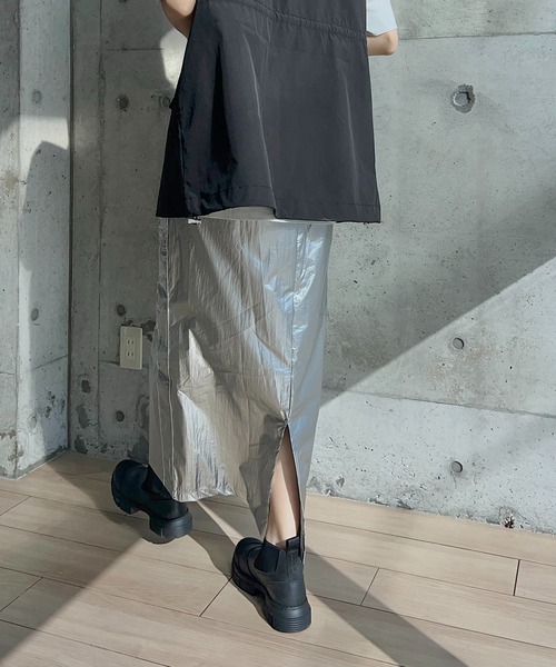 y/m by RIKA（イムバイリカ）の「メタリックタフタラインスカート（スカート・レディース・ブラック/シルバー・FREE）」の11枚目の写真