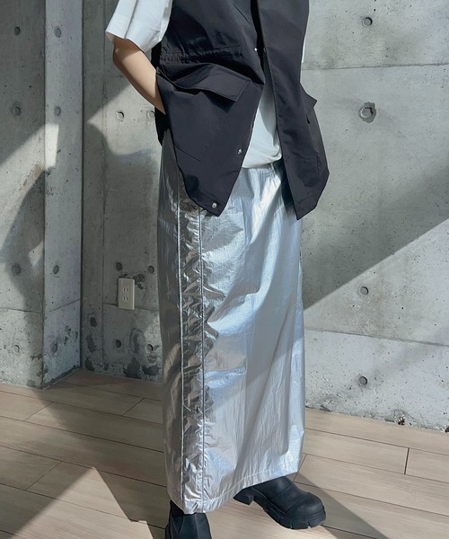 y/m by RIKA（イムバイリカ）の「メタリックタフタラインスカート（スカート・レディース・ブラック/シルバー・FREE）」の12枚目の写真