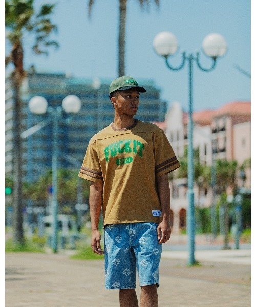 HUF(ハフ)の「FUCK IT FOOTBALL SHIRT / HUF ハフ フットボール シャツ(Tシャツ/カットソー・メンズ・ブラック/アイボリー/ブラウン系その他・SMALL/XX-LARGE/X-LARGE/LARGE/MEDIUM)」の4枚目の写真