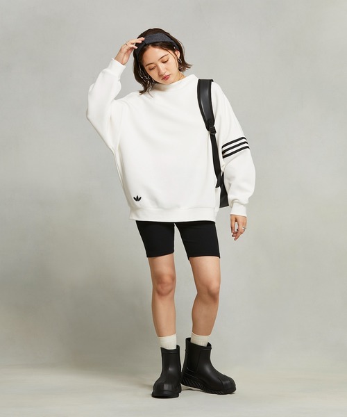 adidas（アディダス）の「Neuclassics オーバーサイズ モック