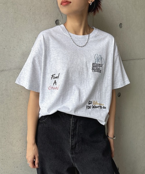 andme(アンドミー)の「ランダムエンブロイダリーロゴ半袖Tシャツ(Tシャツ/カットソー・レディース・キナリ/オフホワイト/スミクロ/オートミール・M/S)」の4枚目の写真
