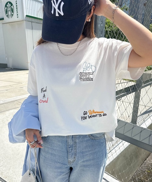 andme(アンドミー)の「ランダムエンブロイダリーロゴ半袖Tシャツ(Tシャツ/カットソー・レディース・キナリ/オフホワイト/スミクロ/オートミール・M/S)」の1枚目の写真
