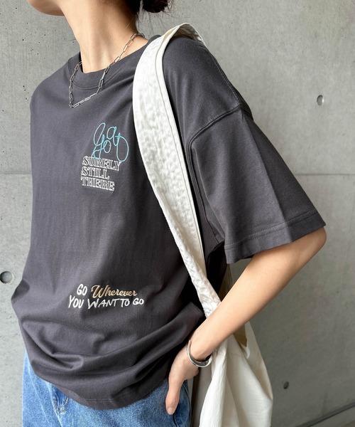 andme(アンドミー)の「ランダムエンブロイダリーロゴ半袖Tシャツ(Tシャツ/カットソー・レディース・キナリ/オフホワイト/スミクロ/オートミール・M/S)」の3枚目の写真