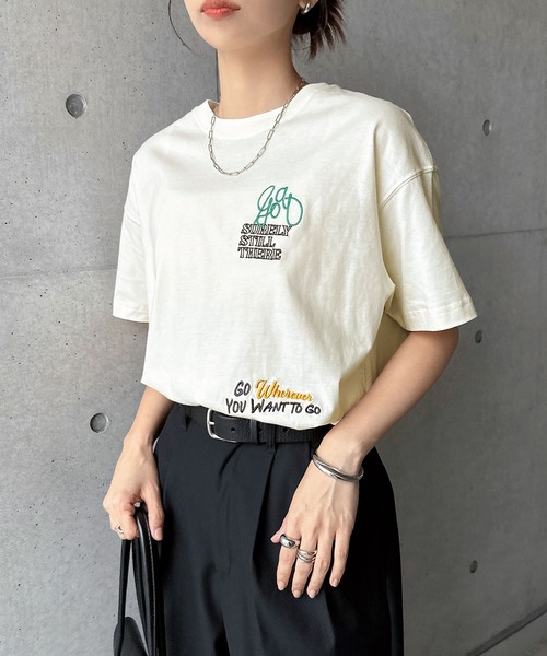 andme(アンドミー)の「ランダムエンブロイダリーロゴ半袖Tシャツ(Tシャツ/カットソー・レディース・キナリ/オフホワイト/スミクロ/オートミール・M/S)」の2枚目の写真