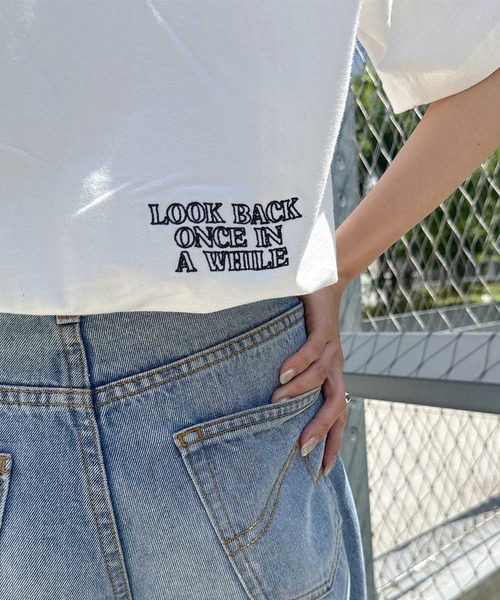 andme(アンドミー)の「ランダムエンブロイダリーロゴ半袖Tシャツ(Tシャツ/カットソー・レディース・キナリ/オフホワイト/スミクロ/オートミール・M/S)」の12枚目の写真