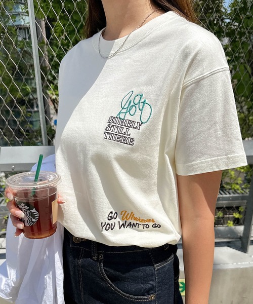 andme(アンドミー)の「ランダムエンブロイダリーロゴ半袖Tシャツ(Tシャツ/カットソー・レディース・キナリ/オフホワイト/スミクロ/オートミール・M/S)」の10枚目の写真