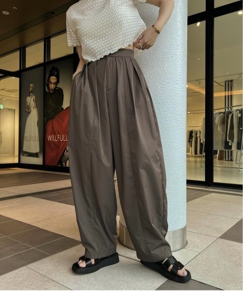 WILLFULLY(ウィルフリー)の「tuck wide panel nylon PT(その他パンツ・レディース・ブラック/ホワイト/グレイッシュベージュ/ブラウン・L/FREE)」の4枚目の写真