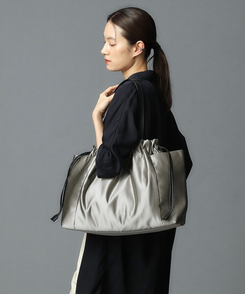 HIROKO HAYASHI（ヒロコハヤシ）の「LUINI SATINE（ルイーニ サティーネ）トートバッグ（トートバッグ・レディース・ブラック/ダークグレー/ライトグレー/サンドベージュ・00）」の2枚目の写真