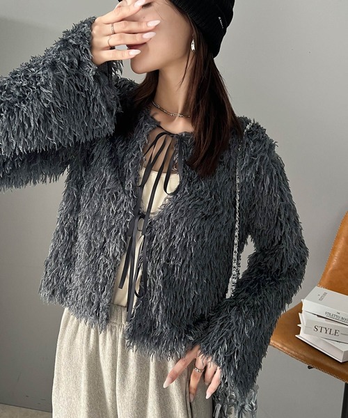 mily bilet(ミウィビレット)の「【mily bilet】大人可愛いトレンド感。フェザー前後2WAYショートリボンカーディガン(カーディガン/ボレロ・レディース・アイボリー/チャコールグレー/グレー・LARGE/MEDIUM/SMALL/X-LARGE)」の3枚目の写真