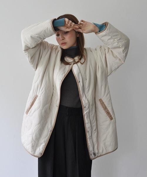 Meli rich（メリーリッチ）の「ひょうたんキルトリバーシブルサイドスリットキルティングコート（ミリタリージャケット・レディース・アイボリー/カーキ・FREE）」の7枚目の写真