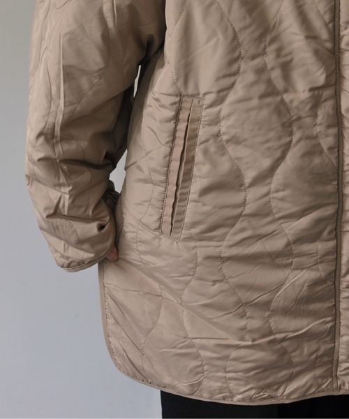 Meli rich（メリーリッチ）の「ひょうたんキルトリバーシブルサイドスリットキルティングコート（ミリタリージャケット・レディース・アイボリー/カーキ・FREE）」の18枚目の写真