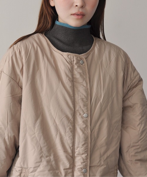 Meli rich（メリーリッチ）の「ひょうたんキルトリバーシブルサイドスリットキルティングコート（ミリタリージャケット・レディース・アイボリー/カーキ・FREE）」の19枚目の写真