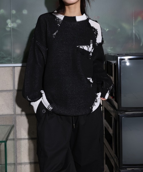FOLLOWIN（フォロウィン）の「[UNISEX]ユニークヴィンテージ配色ダメージツートンオーバーフィットニット（ニット/セーター・レディース・チャコール/ブラック・FREE）」の2枚目の写真