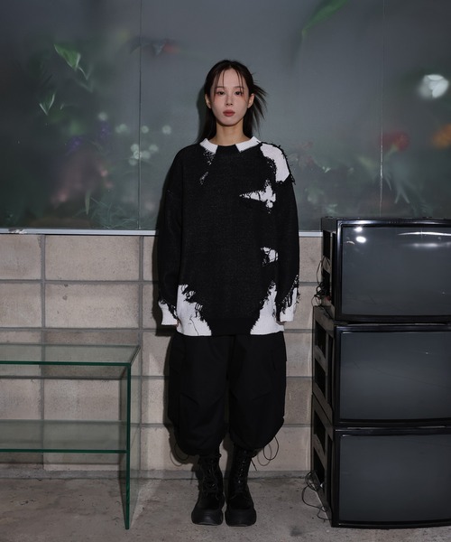 FOLLOWIN（フォロウィン）の「[UNISEX]ユニークヴィンテージ配色ダメージツートンオーバーフィットニット（ニット/セーター・レディース・チャコール/ブラック・FREE）」の3枚目の写真