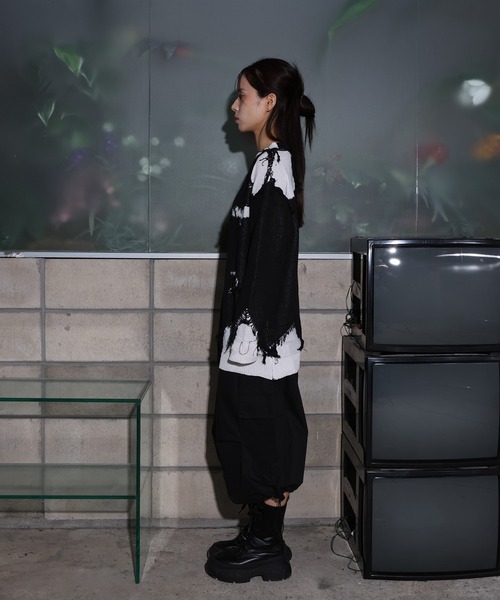 FOLLOWIN（フォロウィン）の「[UNISEX]ユニークヴィンテージ配色ダメージツートンオーバーフィットニット（ニット/セーター・レディース・チャコール/ブラック・FREE）」の4枚目の写真