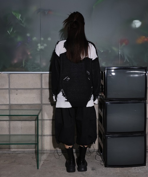 FOLLOWIN（フォロウィン）の「[UNISEX]ユニークヴィンテージ配色ダメージツートンオーバーフィットニット（ニット/セーター・レディース・チャコール/ブラック・FREE）」の5枚目の写真